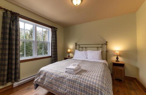 Petite-Riviere-Saint-Francois Apartamento | Condo 120H - Nature Retreat with River Views