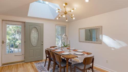 Twin Oaks Casa | Conch Cottage by AvantStay Walk to Beach Deck Fireplace Outdoor Dining