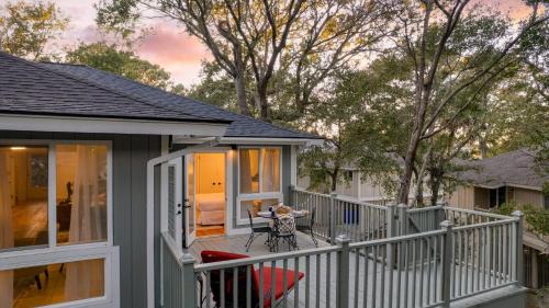 Twin Oaks Casa | Conch Cottage by AvantStay Walk to Beach Deck Fireplace Outdoor Dining