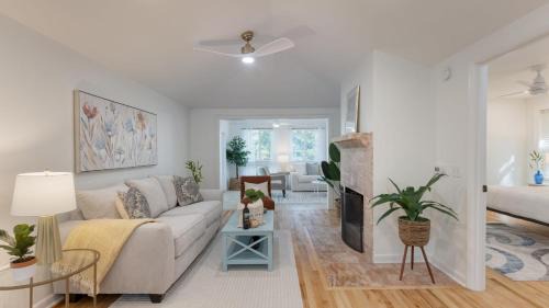 Twin Oaks Casa | Conch Cottage by AvantStay Walk to Beach Deck Fireplace Outdoor Dining
