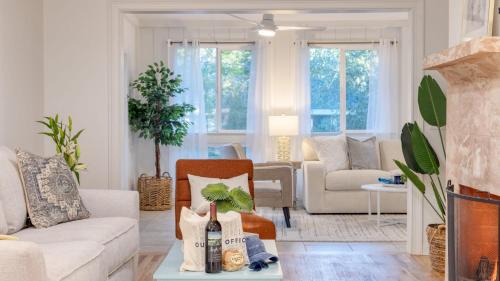 Twin Oaks Casa | Conch Cottage by AvantStay Walk to Beach Deck Fireplace Outdoor Dining