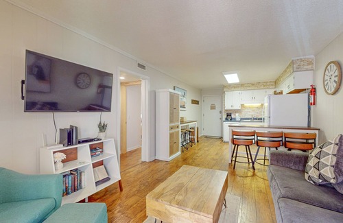 North Forest Beach Condominio | Condo 1 block from Coligny Plaza with on-site pool, balcony, & W/D