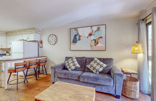 North Forest Beach Condominio | Condo 1 block from Coligny Plaza with on-site pool, balcony, & W/D