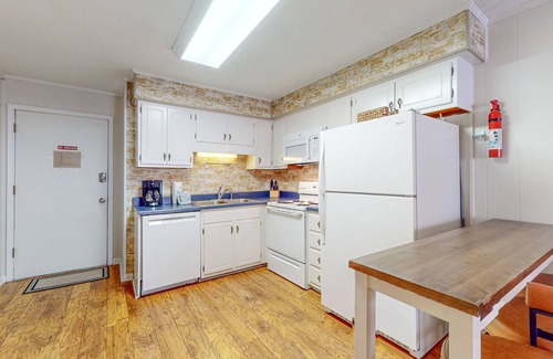 North Forest Beach Condominio | Condo 1 block from Coligny Plaza with on-site pool, balcony, & W/D
