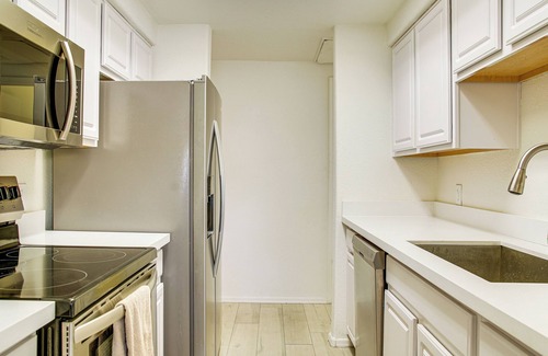 South Mountain Condominio | Condo 1 Mi to South Mountain Park! Unwind Poolside