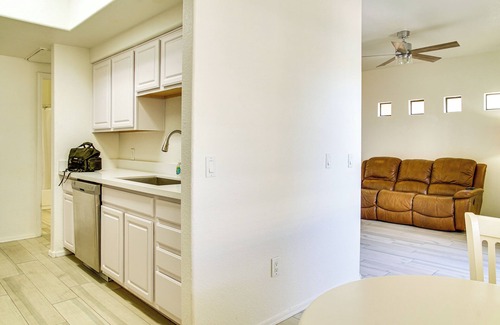 South Mountain Condominio | Condo 1 Mi to South Mountain Park! Unwind Poolside