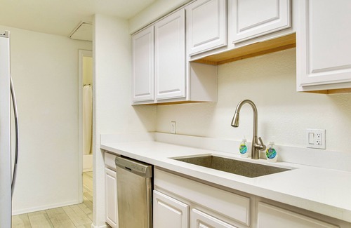 South Mountain Condominio | Condo 1 Mi to South Mountain Park! Unwind Poolside