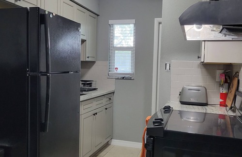 Parkside Apartamento | Condo#3. KING SIZE BED, HIGH SPEED INTERNET and FREE PARKING.