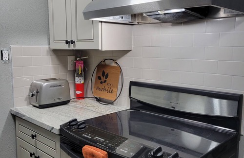 Parkside Apartamento | Condo#3. KING SIZE BED, HIGH SPEED INTERNET and FREE PARKING.