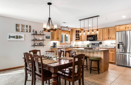 Arkdale Condominio | Condo at waterfront resort with golf course views, central AC, W/D, & pool