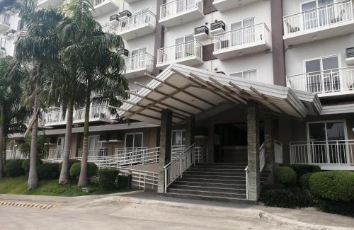 Mactan Export Processing Zone Apartamento | Condo Azur Suites A125 Amani Resorts Residences , 5 minutes Airport, Netflix, Stylish, Cozy with Luxurious Swimming Pool