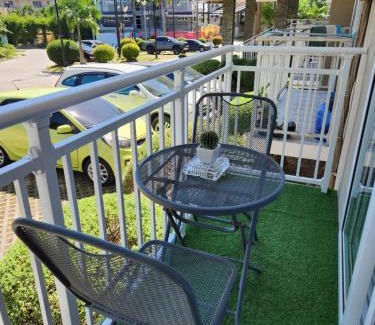 Mactan Export Processing Zone Apartamento | Condo Azur Suites A125 Amani Resorts Residences , 5 minutes Airport, Netflix, Stylish, Cozy with Luxurious Swimming Pool