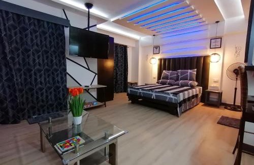 Mactan Export Processing Zone Apartamento | Condo Azur Suites E507 near Airport, Netflix, Stylish, Cozy with swimming pool
