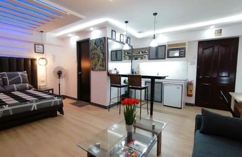 Mactan Export Processing Zone Apartamento | Condo Azur Suites E507 near Airport, Netflix, Stylish, Cozy with swimming pool