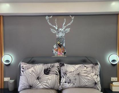 Mactan Export Processing Zone Apartamento | Condo Azur Suites B207 near Airport, Netflix, Stylish, Cozy with swimming pool