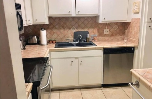 Uptown Condominio | Condo - Desirable Area of Alamo Heights in San Antonio
