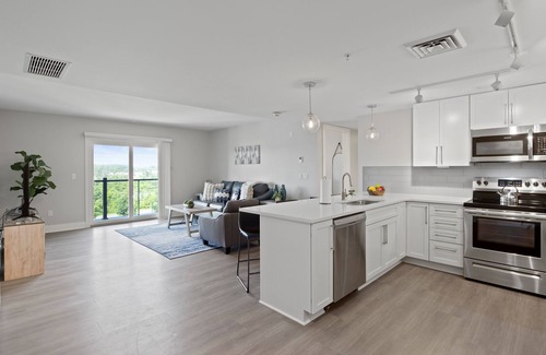 Canandaigua Condominio | Condo| | Hot Tub | Pool | Restaurant | Canandaigua Lake