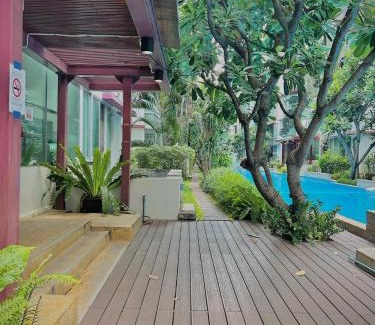 Suan Luang Apartamento | Condo In Bangkok With Pool and Garden