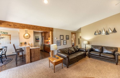 Dillon Condominio | Condo in Dillon Overlooking Amphitheater & Sweeping Mountain & Lake Views!