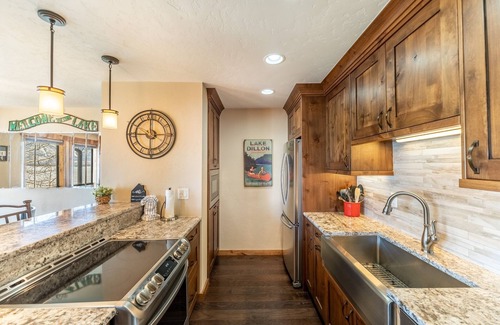 Dillon Condominio | Condo in Dillon Overlooking Amphitheater & Sweeping Mountain & Lake Views!