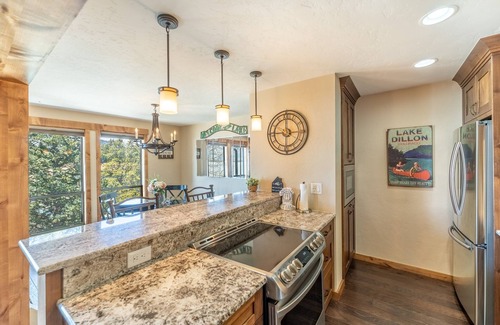 Dillon Condominio | Condo in Dillon Overlooking Amphitheater & Sweeping Mountain & Lake Views!