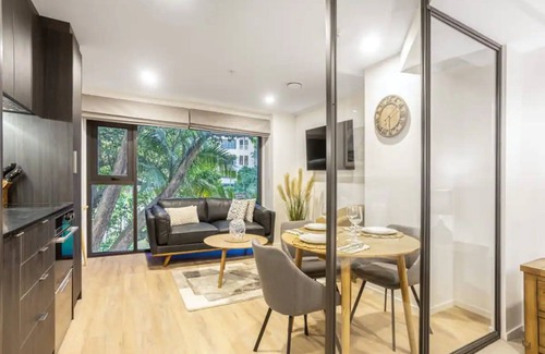 Newton Casa | Condo in Queen St CBD w Pool and Gym Zodiak Stays