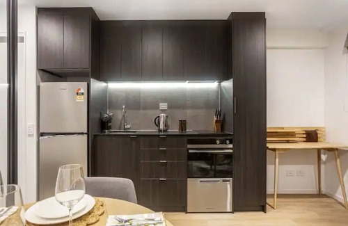 Newton Casa | Condo in Queen St CBD w Pool and Gym Zodiak Stays