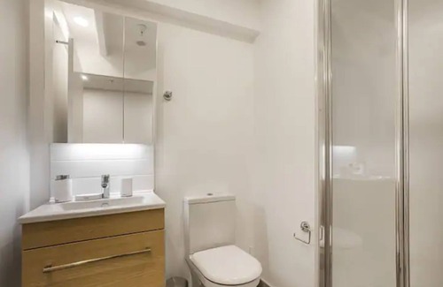 Newton Casa | Condo in Queen St CBD w Pool and Gym Zodiak Stays