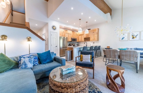 Willow Grove Condominio | Condo in Silverthorne Close to Ski Resorts w/ Private Balcony & Work Area!