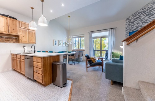 Willow Grove Condominio | Condo in Silverthorne Close to Ski Resorts w/ Private Balcony & Work Area!
