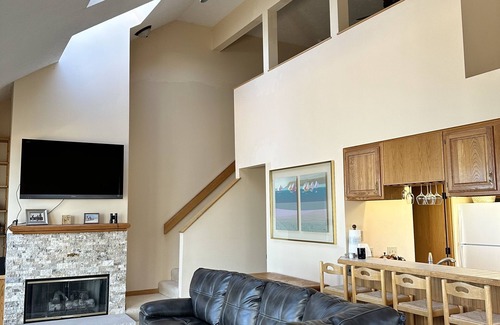 Suttons Bay Condominio | Condo in world class Leelanau Peninsula, Suttons Bay Beach Condo
