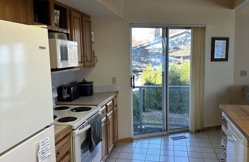 Suttons Bay Condominio | Condo in world class Leelanau Peninsula, Suttons Bay Beach Condo