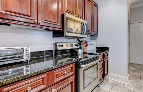 Beach Institute Condominio | Condo Near Forsyth Park with Pool in Courtyard! By Southern Belle Savannah
