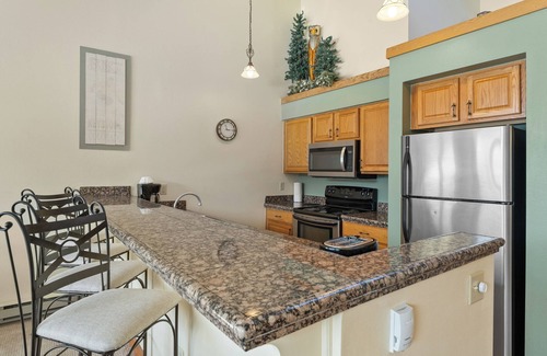 Lakeside Village Condominio | Condo Near Keystone Lake & Ski Village, Tons to do & Unwind by the Fireplace!