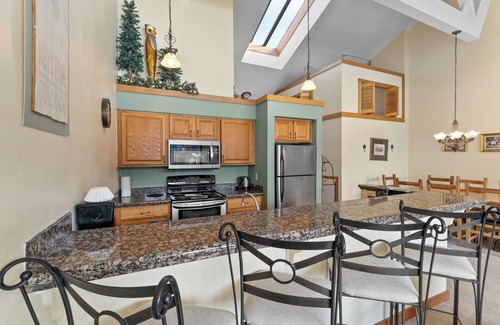 Lakeside Village Condominio | Condo Near Keystone Lake & Ski Village, Tons to do & Unwind by the Fireplace!