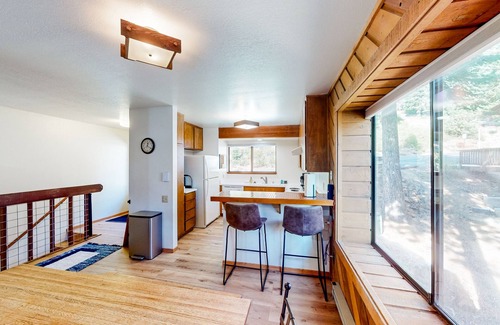 Lakeshore Condominio | Condo near lake & skiing with on-site pool, hot tub, & sauna