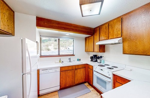 Lakeshore Condominio | Condo near lake & skiing with on-site pool, hot tub, & sauna