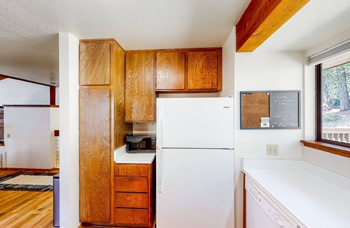 Lakeshore Condominio | Condo near lake & skiing with on-site pool, hot tub, & sauna