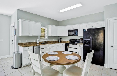 Dune Allen Beach Condominio | Condo near the beach with outdoor pool, BBQ, washer/dryer, streaming, central AC