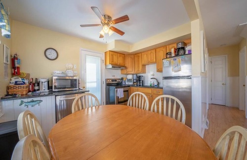 Stone Harbor Condominio | Condo on 98th Street in Stone Harbor close to restaurants, shopping and the beach!