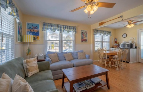 Stone Harbor Condominio | Condo on 98th Street in Stone Harbor close to restaurants, shopping and the beach!