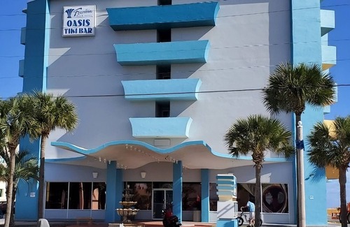 Rogers Seabreeze Condominio | Condo on Beach w Tiki Bar & Pool