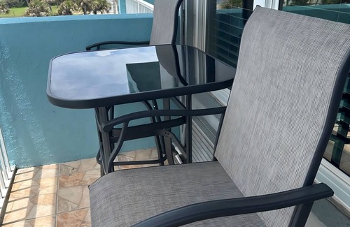 Rogers Seabreeze Condominio | Condo on Beach w Tiki Bar & Pool