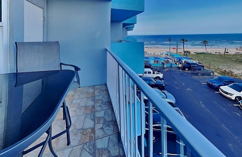 Rogers Seabreeze Condominio | Condo on Beach w Tiki Bar & Pool