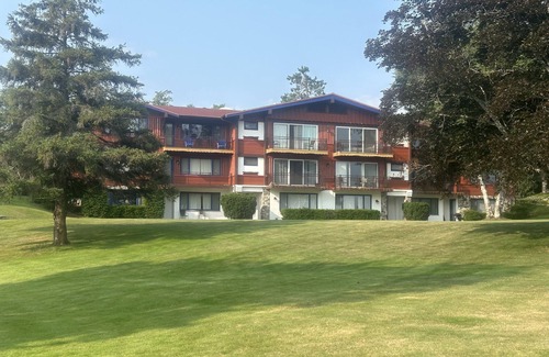 Gaylord Condominio | Condo on Otsego ski and golf resort in Gaylord fun for every season