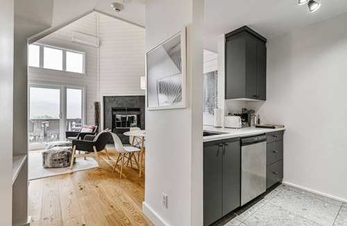 Mont-Tremblant Condominio | Condo Overlooking Mont-Tremblant & Lake