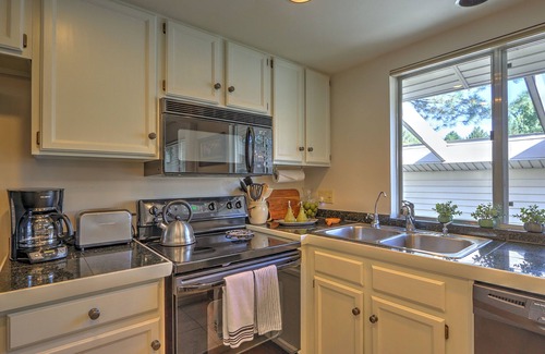 Carbondale Condominio | Condo Overlooking Pond w/ 2 Fly Fishing Badges, Golf, Tennis & 24 Mi. to Aspen!