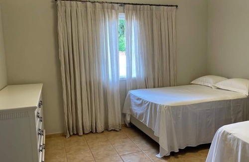Sao Roque Condominio | Condominio Porta do Sol con seguridad, casa de una sola planta con vista a Morro Saboó