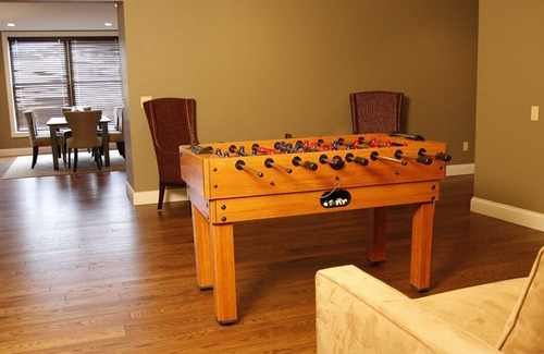 French Lick Condominio | Condominios Duerme hasta 8 / Unidad 205 / Derecha acrooss la carretera de French Lick hotel!