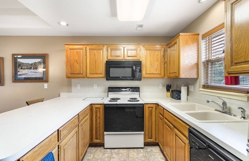 Branson West Condominio | Condo & Suite with Lock-off Connection in Serene, Gated Community